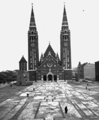 Hungary, Szeged, Dóm tér, Fogadalmi templom., 1947, Kozma János, square, Frigyes Schulek-design, Catholic Church, tower, gothic, Romanesque Architecture, Cathedral, Fortepan #31948