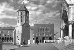 Hungary, Szeged, Dóm tér, Dömötör torony, jobbra a Fogadalmi templom főbejárata., 1932, Kozma János, tower, gothic, Romanesque Architecture, Fortepan #31951