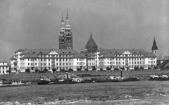 Magyarország, Szeged, Újszegedről nézve, tiszaparti kikötőben a Szentendre, a Fulton és az Ödön gőzössel, mögöttük a Klinikák és a Fogadalmi templom., 1933, Kozma János, hajó, gyógyintézmény, Schulek Frigyes-terv, vontatóhajó, gőzhajó, lapátkerekes hajó, Fulton hajó, Ödön/MÁV VI./StEG-III. hajó, székesegyház, Fortepan #31952