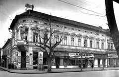 Hungary, Szeged, Hajnóczy utca - Tisza Lajos körút sarok., 1947, Kozma János, street view, Lenin-portrayal, store display, Mátyás Rákosi-portrayal, Joseph Stalin portrayal, cornerhouse, Fortepan #31960