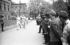 Magyarország, Budapest VIII., Orczy kert, balra a Ludovika épülete., 1937, Ludovika, sport, laktanya, verseny, katona, futás, futóverseny, rajtszám, Budapest, tiszti sapka, tiszt, Fortepan #3197