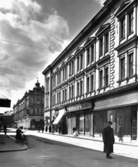 Hungary, Szeged, Kelemen László utca a Széchenyi tér felől nézve, előtérben az úgynevezett Új-Zsótér ház., 1947, Kozma János, pedestrian, street view, store display, Fortepan #31970