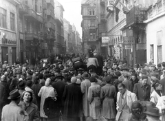 Hungary, Budapest VII., az Akácfa utca Rákóczi út - Dohány utca közötti szakasza. A felvétel a ledöntött Sztálin szobor feldarabolásakor készült., 1956, Papp István, revolution, Budapest, Fortepan #31976