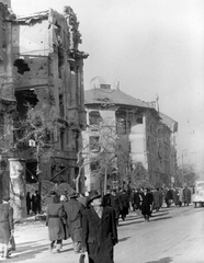 Hungary, Budapest VIII.,Budapest IX., Ferenc körút a József körút felé nézve. Balra az Üllői úti kereszteződés saroképületei., 1956, Papp István, revolution, damaged building, Budapest, Fortepan #31980