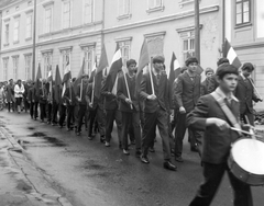 Magyarország, Kőszeg, Gyöngyös utca, háttérben a Szabó-ház. Május 1-i felvonulás., 1976, Baráth Endre, zászló, fiatalság, felvonulás, május 1, dob, Fortepan #31994