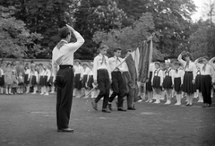 Magyarország, Kőszeg, Kelcz-Adelffy utcai általános iskola udvara., 1966, Baráth Endre, úttörő, zászló, ünnepség, tisztelgés, Fortepan #32002