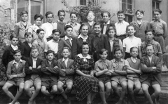 Magyarország, Óbuda, Budapest III., Fényes Adolf (Kiskorona) utcai általános Iskola., 1951, Buzás Tamás, osztálykép, tanár, Budapest, karba tett kéz, fiúosztály, Fortepan #32031