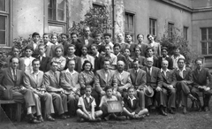 Magyarország, Budapest III., Fényes Adolf (Kiskorona) utcai általános Iskola., 1955, Buzás Tamás, osztálykép, tanár, Budapest, ülés keresztbe tett lábakkal, Fortepan #32032