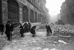 Magyarország, Budapest VII., Barcsay utca az Erzsébet körút felől nézve., 1945, Fortepan, cégtábla, tégla, Budapest, férfiak, nők, romeltakarítás, Fortepan #32043