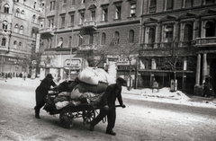 Magyarország, Budapest VII., Erzsébet körút páratlan oldala, háttérben Wesselényi utca sarok., 1945, Fortepan, tél, cégtábla, Budapest, férfiak, teherhordás, csomag, kordé, Fortepan #32045