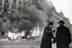 Magyarország, Budapest XIII., Nyugati (Berlini) tér a Váci út felé nézve., 1945, Fortepan, tűz, Budapest, Best of, úriember, kabát, kalap, kesztyű, füstfelhő, Fortepan #32053