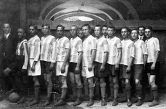 Magyarország, Vác, a Váci labdarúgó csapat., 1920, GGAABBOO, csoportkép, futballcsapat, focilabda, láb a labdán, sport mez, csíkos ruha, nagyság szerint, Fortepan #32085