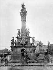 Magyarország, Vác, Szentháromság-szobor, háttérben a Fehérek templomának tornya., 1920, GGAABBOO, emlékmű, szentháromság szobor, Fortepan #32114