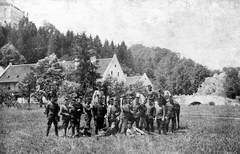 Horvátország, Trakostyán, balra fent a Trakostyáni kastély., 1900, GGAABBOO, csoportkép, katona, Fortepan #32121