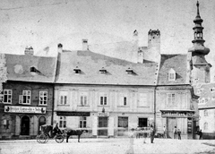 Szlovákia, Pozsony, a Hurbanovo námestie (Nagy Lajos tér) déli oldala, jobbra a Mihály-kapu tornya., 1900, GGAABBOO, cégtábla, barokk-stílus, torony, fiáker, városkapu, Fortepan #32123