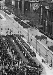 Magyarország, Budapest V., Kossuth Lajos tér, díszszemle a Rákóczi szobor avatása után., 1937, Pálinkás Zsolt, tömeg, ünnepség, felvonulás, sokadalom, Budapest, Fortepan #32172