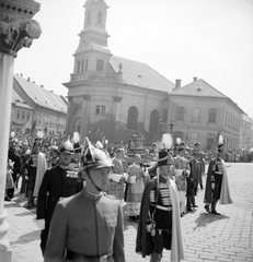 Magyarország, budai Vár, Budapest I., Bécsi kapu tér, Szent Jobb körmenet a Szent István-napi ünnepségen, háttérben az evangélikus templom., 1938, Pálinkás Zsolt, vallás, templom, pap, ünnepség, rendőr, kitüntetés, kard, sokadalom, menetoszlop, őrség, víbárd, koronaőrség, tollforgó, eklektikus építészet, Budapest, Kallina Mór-terv, neobarokk stílus, Fortepan #32180