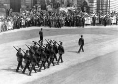 Magyarország, budai Vár, Budapest I., Királyi Palota (később Budavári Palota), Hunyadi udvar. A Magyar Királyi Testőrség tagjai a Szent István-napi ünnepségen., 1938, Pálinkás Zsolt, ünnepség, sokadalom, őrség, Budapest, testőr, Fortepan #32181