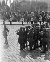 Magyarország, budai Vár, Budapest I., Szentháromság tér, Szent István-napi ünnepség., 1938, Pálinkás Zsolt, katonaság, ünnepség, rendőr, zenekar, katonazenekar, sokadalom, huszár, Budapest, Fortepan #32182