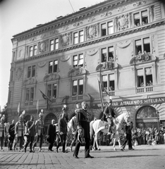 Magyarország, budai Vár, Budapest I., Dísz tér 16. Szent Jobb körmenet a Szent István-napi ünnepségen. Elöl Horthy Miklós kormányzó a Magyar Királyi Testőrség tagjai között., 1938, Pálinkás Zsolt, híres ember, ünnepség, lovas, sokadalom, őrség, bank, Magyar Általános Hitelbank, Budapest, testőr, Fortepan #32184