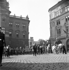 Magyarország, budai Vár, Budapest I., Dísz tér, balra a Honvéd Főparancsnokság épülete. Szent Jobb körmenet a Szent István-napi ünnepségen, elöl Horthy Miklós kormányzó a Magyar Királyi Testőrség tagjai között., 1938, Pálinkás Zsolt, híres ember, ünnepség, díszmagyar, lovas, sokadalom, Budapest, testőr, Fortepan #32186