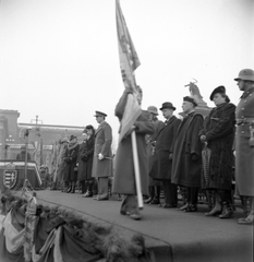 Magyarország, Budapest XIV., Hősök tere, március 15-i ünnepség, háttérben a Szépművészeti Múzeum. A dobogón középen Horthy István és felesége., 1942, Pálinkás Zsolt, híres ember, zászló, megemlékezés, ünnepség, honvédség, címer, Budapest, Fortepan #32188