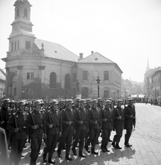 Magyarország, budai Vár, Budapest I., Bécsi kapu tér, Szent István-napi ünnepség, háttérben az evangélikus templom., 1938, Pálinkás Zsolt, templom, szobor, katonaság, ünnepség, sokadalom, huszár, menetoszlop, gázlámpa, eklektikus építészet, Budapest, Kallina Mór-terv, neobarokk stílus, Fortepan #32189