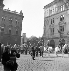 Magyarország, budai Vár, Budapest I., Dísz tér, balra a Honvéd Főparancsnokság épülete. Szent Jobb körmenet a Szent István-napi ünnepségen, elöl Horthy Miklós kormányzó a Magyar Királyi Testőrség tagjai között., 1938, Pálinkás Zsolt, híres ember, ünnepség, fotózás, sokadalom, őrség, Budapest, testőr, Fortepan #32190