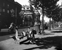 France, Paris, Île de la Cité, a Boulevard du Palais a Châtelet felé, balra az Igazságügyi Palota, középen egy Wallace-kút., 1939, Saly Noémi, public building, tie shoe laces, Fortepan #32203