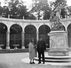 France, Versailles, a kastély parkja, Bosquet de la Colonnade, középen François Girardon alkotása: Plutó elrabolja Proserpinát., 1939, Saly Noémi, sculpture, cop, Fortepan #32206