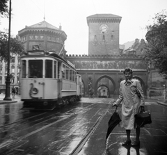 Germany, Munich, Isartor., 1939, Saly Noémi, gate, tram, umbrella, fort, raincoat, gothic, rain, City gate, pointed arch, public transport line number, Fortepan #32209