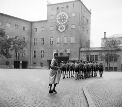 Germany, Munich, Museumsinsel, Deutsches Museum, balra a Könyvtár, szemben az Óratorony., 1939, Saly Noémi, museum, tower, Gabriel von Seidl-design, Hitler Youth, looking back, raincoat, Fortepan #32211