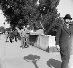 France, Paris, Szajna-part a Quai de Montebello-n., 1939, Saly Noémi, book seller, Fortepan #32216