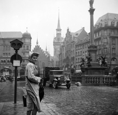 Germany, Munich, Marienplatz, középen háttérben a Régi Városháza (Altes Rathaus)., 1939, Saly Noémi, commercial vehicle, umbrella, public building, rain, Jörg von Halsbach-design, Fortepan #32217