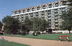 Magyarország, Debrecen, Petőfi tér., 1966, Építésügyi Dokumentációs és Információs Központ, VÁTI, színes, pad, Fortepan #32241