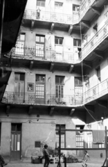 Hungary, Budapest VII., Dob utca 49. udvara., 1990, Építésügyi Dokumentációs és Információs Központ, VÁTI, courtyard balcony, Budapest, Fortepan #32245