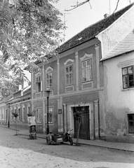 Magyarország, Kőszeg, Schneller István utca, középen a Táblaház., 1965, Építésügyi Dokumentációs és Információs Központ, VÁTI, hirdetőoszlop, oldalkocsis motorkerékpár, Fortepan #32259