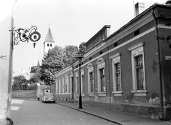 Magyarország, Kőszeg, Schneller István utca, háttérben az evangélikus templom harangtornya., 1965, Építésügyi Dokumentációs és Információs Központ, VÁTI, cégér, Fortepan #32262