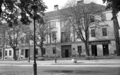 Magyarország, Kőszeg, Várkör (Béke út) 35-37., egykori Széchenyi István Polgári Fiúiskola, később Városi Könyvtár., 1965, Építésügyi Dokumentációs és Információs Központ, VÁTI, gyógyszertár, Fortepan #32268