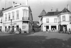 Magyarország, Kőszeg, Fő (Köztársaság) tér, háttérben a Hősök kapuja., 1965, Építésügyi Dokumentációs és Információs Központ, VÁTI, kerékpár, kerékpár tároló, Fortepan #32272