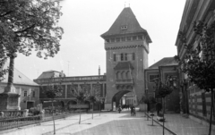 Magyarország, Kőszeg, Jurisics tér, Hősök kapuja., 1965, Építésügyi Dokumentációs és Információs Központ, VÁTI, kerékpár, kaputorony, Fortepan #32279