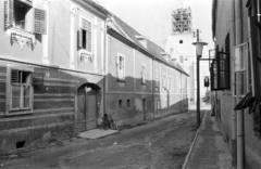 Magyarország, Kőszeg, Chernel utca, a háttérben felállványozva a Szent Jakab-templom tornya., 1965, Építésügyi Dokumentációs és Információs Központ, VÁTI, kerékpár, Fortepan #32283