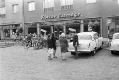 Magyarország, Nagykőrös, Szabadság tér., 1969, Építésügyi Dokumentációs és Információs Központ, VÁTI, kerékpár, kerékpár tároló, Fortepan #32284