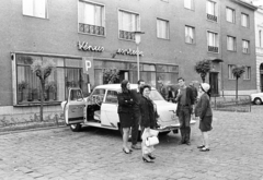 Magyarország, Nagykőrös, Szabadság tér 6., Vénus espresso., 1969, Építésügyi Dokumentációs és Információs Központ, VÁTI, szovjet gyártmány, GAZ-márka, eszpresszó, automobil, GAZ M21 Volga, kerékpár tároló, Fortepan #32285