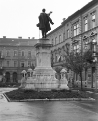 Magyarország, Miskolc, Erzsébet (Szabadság) tér, Kossuth szobor. Háttérben az egykori Korona, később Avas szálló., 1979, Építésügyi Dokumentációs és Információs Központ, VÁTI, szobor, emlékmű, tér, talapzat, Kossuth Lajos-ábrázolás, Kiss István-terv, Róna József-terv, Fortepan #32287