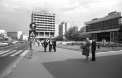 Magyarország, Salgótarján, Fő tér, szemben a Karancs szálló, jobbra a József Attila Művelődési Ház., 1986, Építésügyi Dokumentációs és Információs Központ, VÁTI, modern építészet, Szrogh György-terv, gyalogátkelő, Fortepan #32296