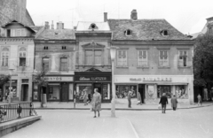 Magyarország, Sopron, Várkerület (Lenin körút) páros oldala az Előkapunál., 1967, Építésügyi Dokumentációs és Információs Központ, VÁTI, divat, kirakat, cégtábla, utcakép, életkép, lámpaoszlop, esernyős, illatszerbolt, neon felirat, Fortepan #32316