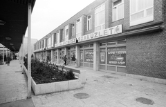 Hungary, Tata-Tóváros, Dózsakert lakótelep, II. Rákóczi Ferenc tér, bevásárlóközpont., 1985, Építésügyi Dokumentációs és Információs Központ, VÁTI, sign-board, store display, Fortepan #32329