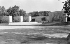 Magyarország, Budapest VIII., Fiumei úti Nemzeti Sírkert (Kerepesi temető), Munkásmozgalmi pantheon., 1968, Építésügyi Dokumentációs és Információs Központ, VÁTI, temető, szocreál, Budapest, dombormű, szoborcsoport, Fortepan #32332