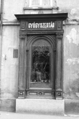 Magyarország, Veszprém, Rákóczi Ferenc utca 8., Fekete Sas gyógyszertár., 1983, Építésügyi Dokumentációs és Információs Központ, VÁTI, gyógyszertár, Fortepan #32338